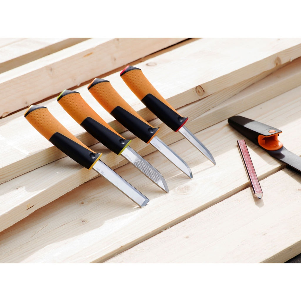 Универсален нож с вградено точило в канията Fiskars с острие от стомана и ергономична дръжка, комплект при дърводелски работи