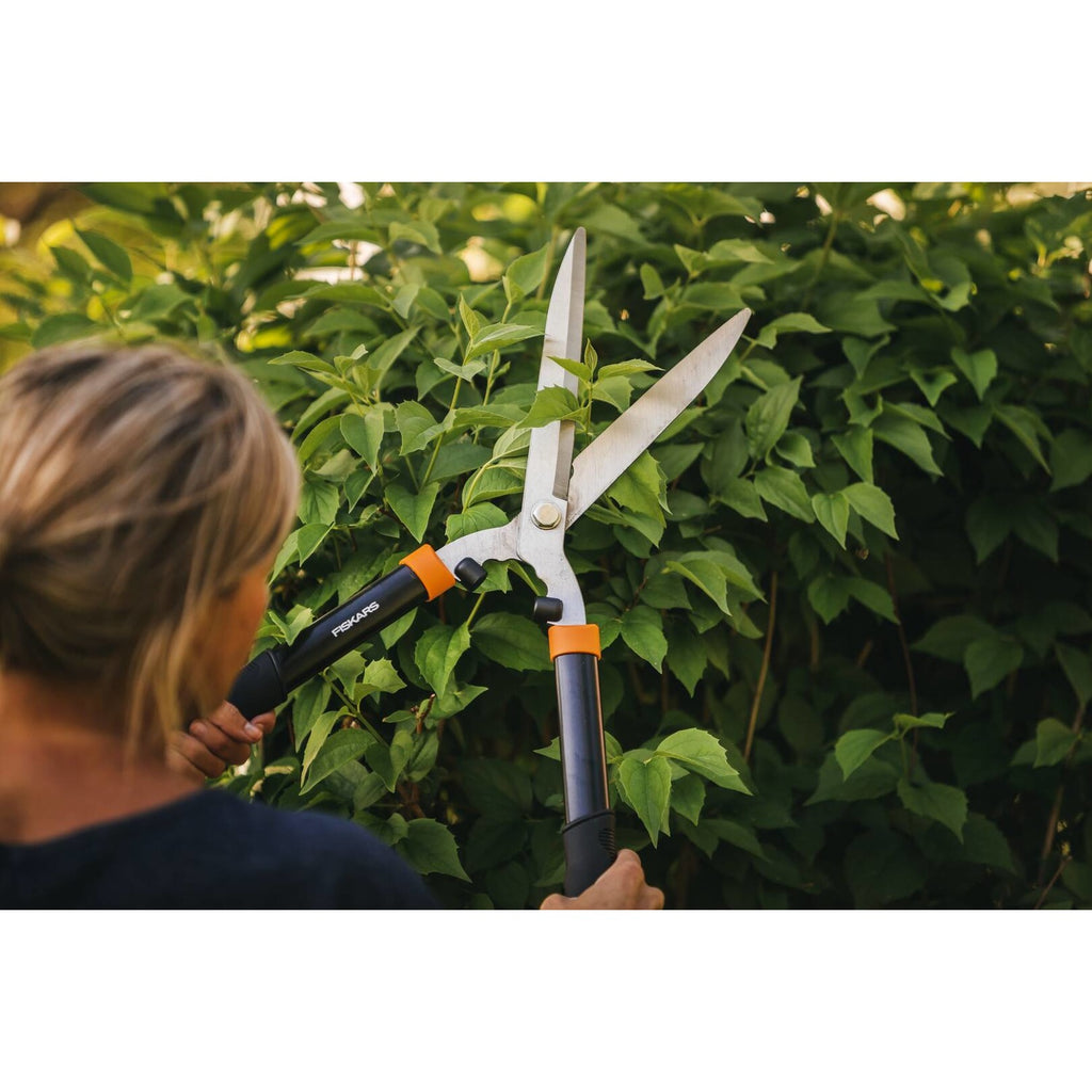 Градински комплект Fiskars - ножица за храсти Solid HS21 и сгъваем трион Xtract™ SW75 - Nika.bg