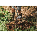 Лопата за насипни материали Fiskars Solid™ в действие при преместване на мулч с дълга стоманена дръжка и D-образна ръкохватка