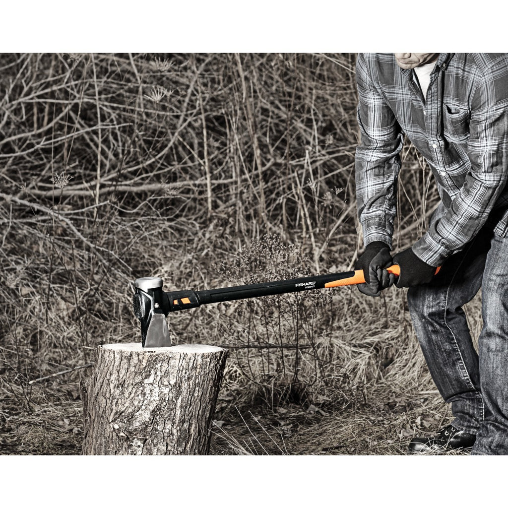 Чук за цепене Fiskars IsoCore™, размер XXL в действие при цепене на труп с IsoCore система за намаляване на вибрациите