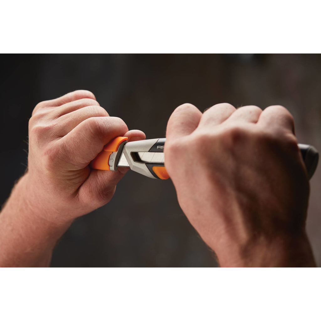 Универсален макетен нож CarbonMax™ 18 mm в действие – лесна бърза смяна на острието и подсилен метален корпус за издръжливост