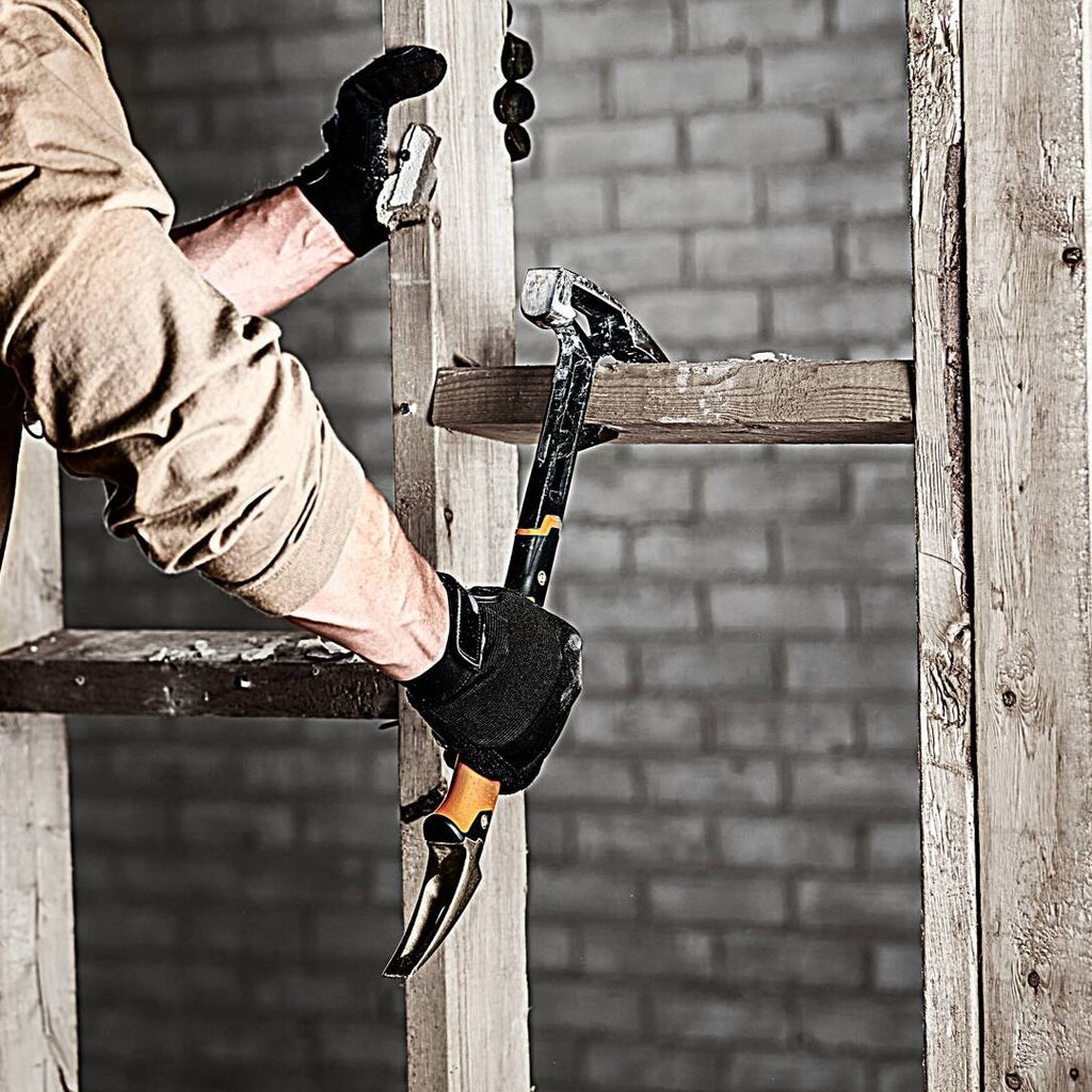 Чук за разбиване и къртене Fiskars IsoCore™ 1.44 kg размер M, работник кърти дървена рамка с удар и издърпване на пирони