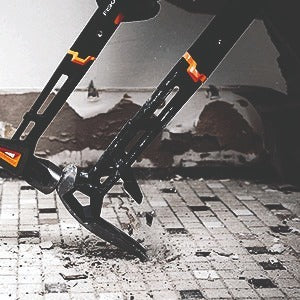 Чук за разбиване и къртене Fiskars IsoCore™ 1.44 kg размер M в действие при къртене плочки и премахване на остатъци
