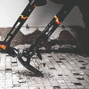 Чук за разбиване и къртене Fiskars IsoCore™ 1.44 kg размер M в действие при къртене плочки и премахване на остатъци