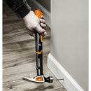 Универсален чук Fiskars IsoCore™, размер M в употреба при поставяне на пирон за довършителни работи