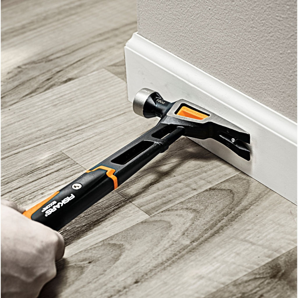 Универсален чук Fiskars IsoCore™, размер M в действие при демонтаж на перваз с анти-вибрационна IsoCore™ дръжка