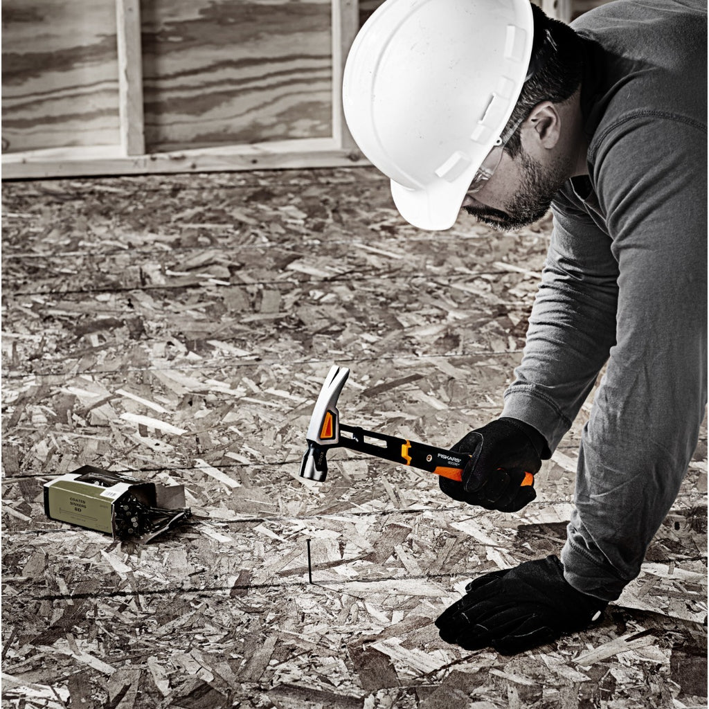 Универсален чук Fiskars IsoCore™ размер L в употреба от майстор при монтаж на настилки, намаляване на вибрации