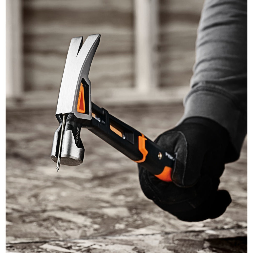 Универсален чук Fiskars IsoCore™ размер L в ръка на работник, демонстриращ патентована IsoCore™ дръжка за намаляване на вибрации