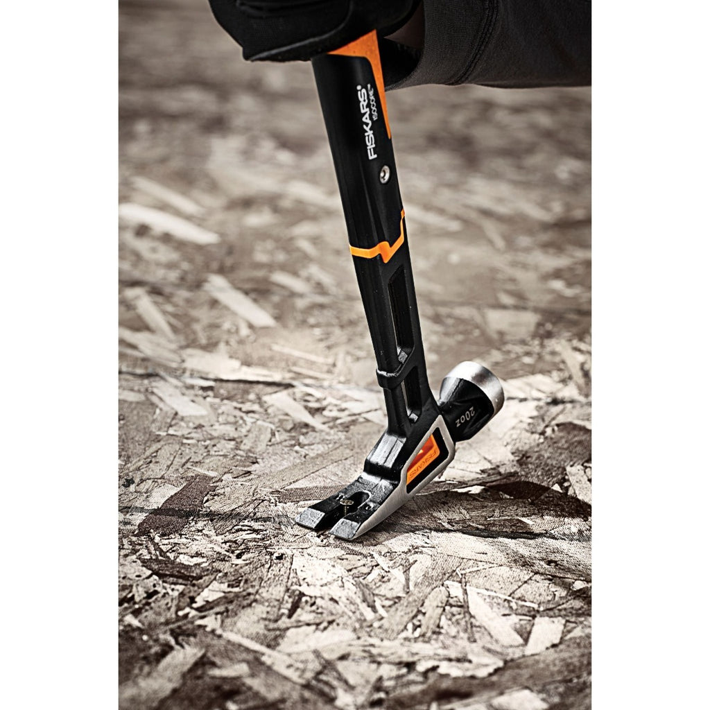 Универсален чук Fiskars IsoCore™ размер L с ударна глава и дръжка IsoCore за демонт и ритане на дъски