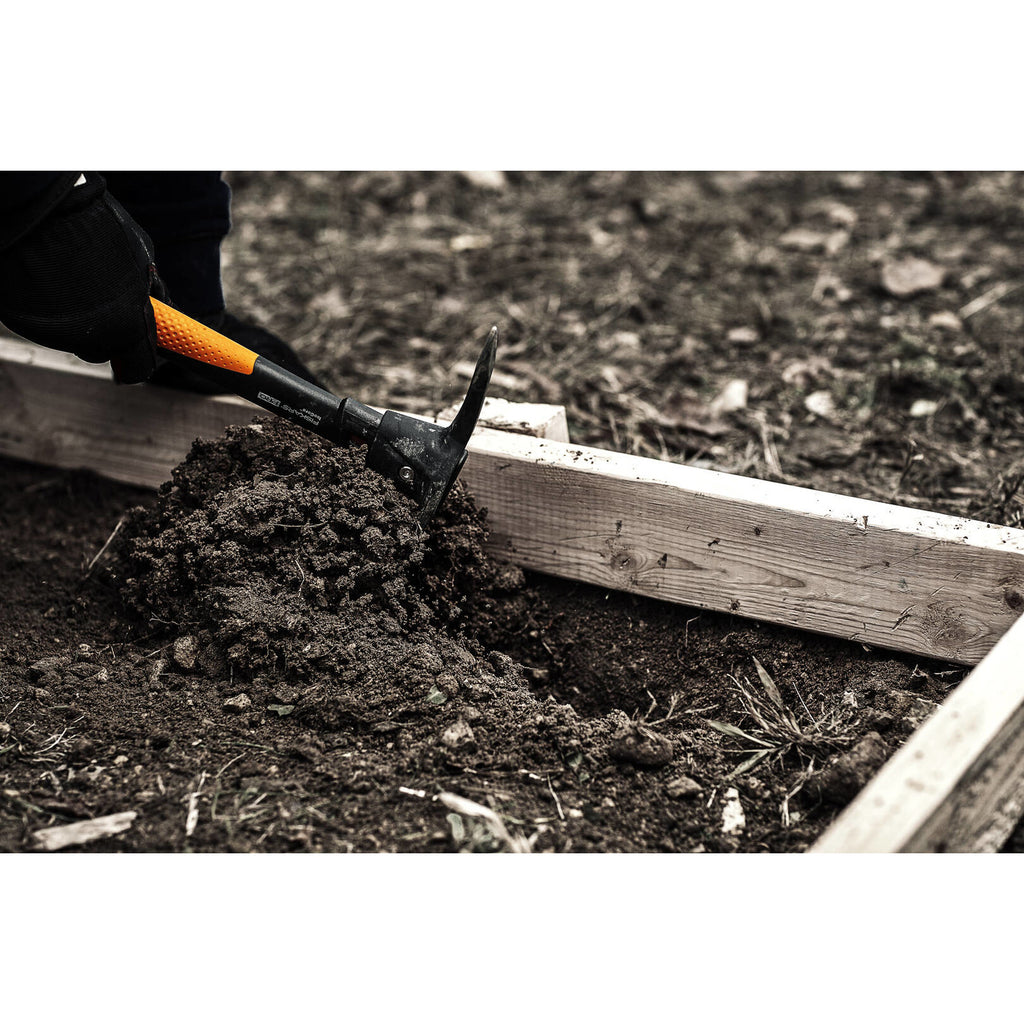 Кирка Fiskars Pro IsoCore™, размер S с оранжева дръжка, разбива твърда почва в градината, намалява вибрациите и умората