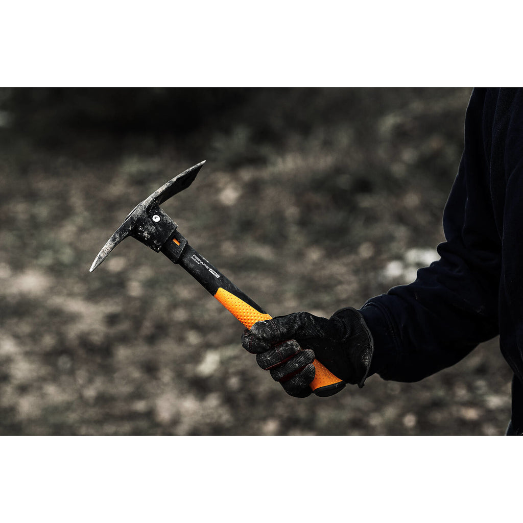 Кирка Fiskars Pro IsoCore™, размер S в ръка с оранжева дръжка за тежка работа и намалени вибрации