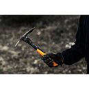 Кирка Fiskars Pro IsoCore™, размер S в ръка с оранжева дръжка за тежка работа и намалени вибрации