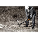 Alt Tag: Кирка Fiskars Pro IsoCore™, размер L – работник кове в камениста почва с кирка Fiskars Pro IsoCore™ за по-ниски вибрации