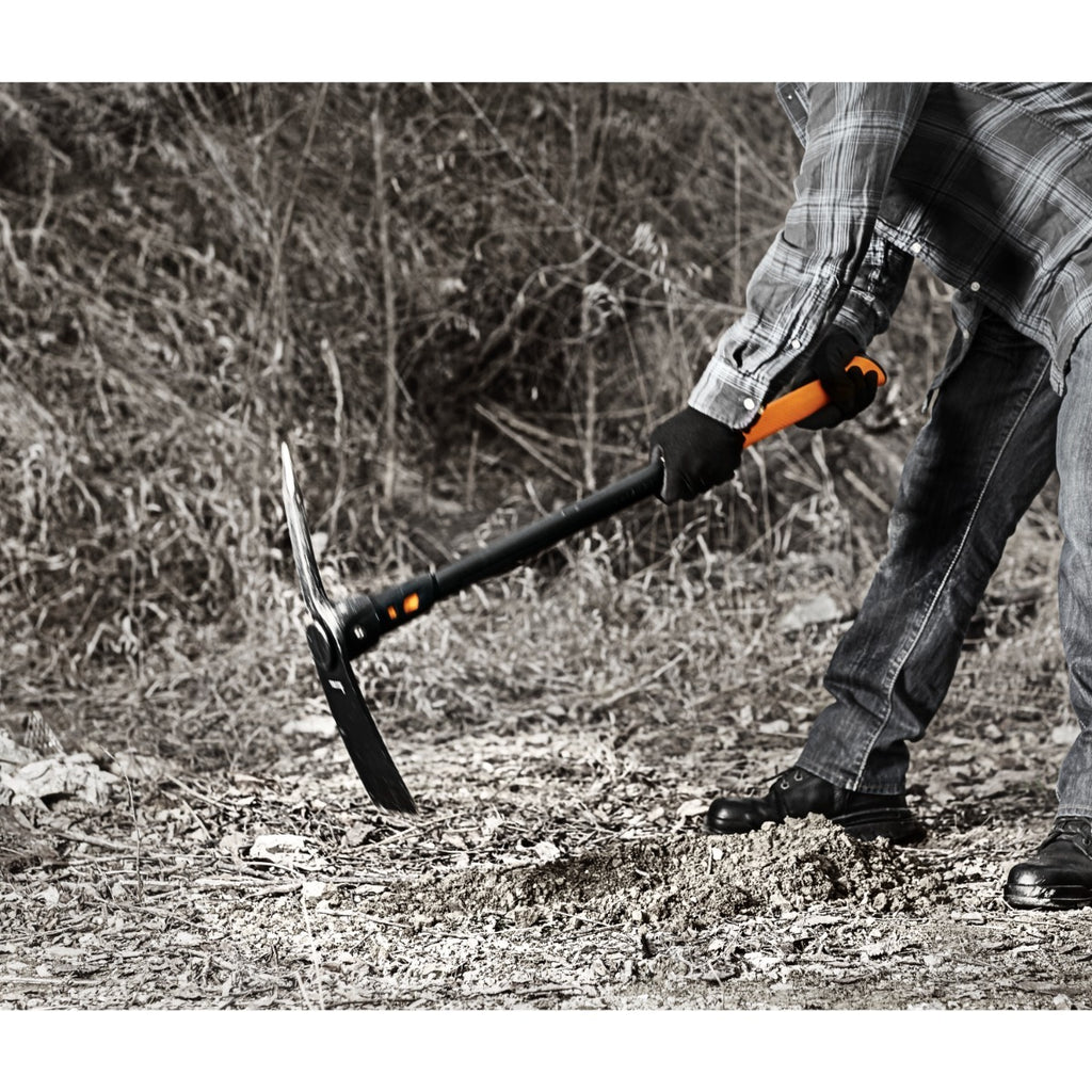 Кирка Fiskars Pro IsoCore™, размер L в действие на камениста почва с IsoCore против вибрации за намаляване на умората