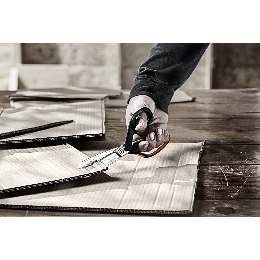 Професионална ножица за изолационни материали с подсилен механизъм Fiskars PRO PowerArc, 21 см - рязане на картон и изолация с извити остриета
