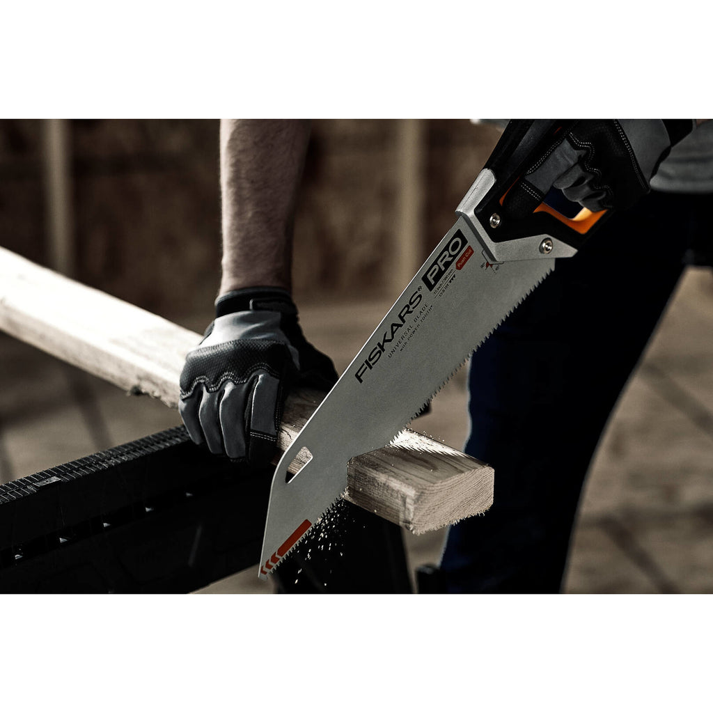 Трион Fiskars PRO PowerTooth (38 см, 9 TPI) рязящ по дърво с ергономична дръжка и индукционно закалени зъбци, покритие против ръжда