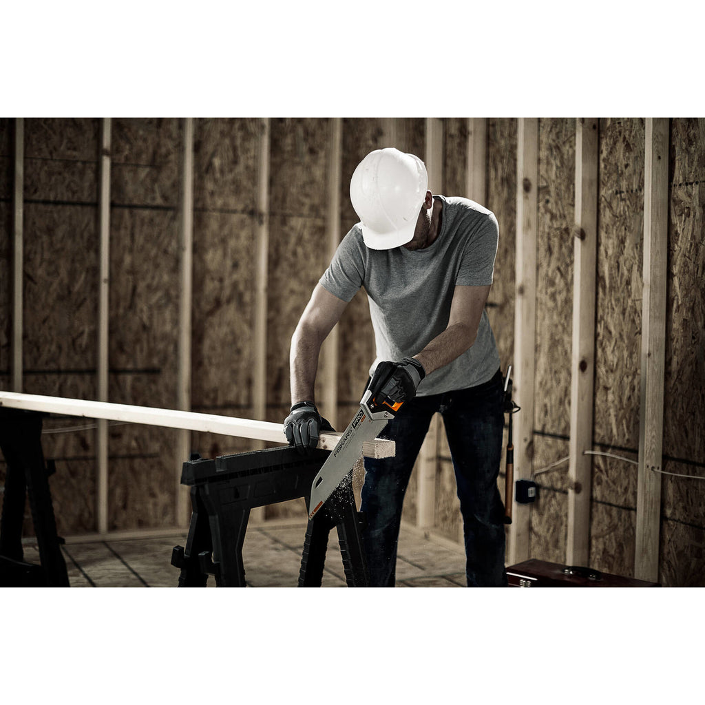 Трион Fiskars PRO PowerTooth (38 см, 9 TPI) в действие при рязане на дъска на строителен обект, тройно заточено острие и подсилени зъбци