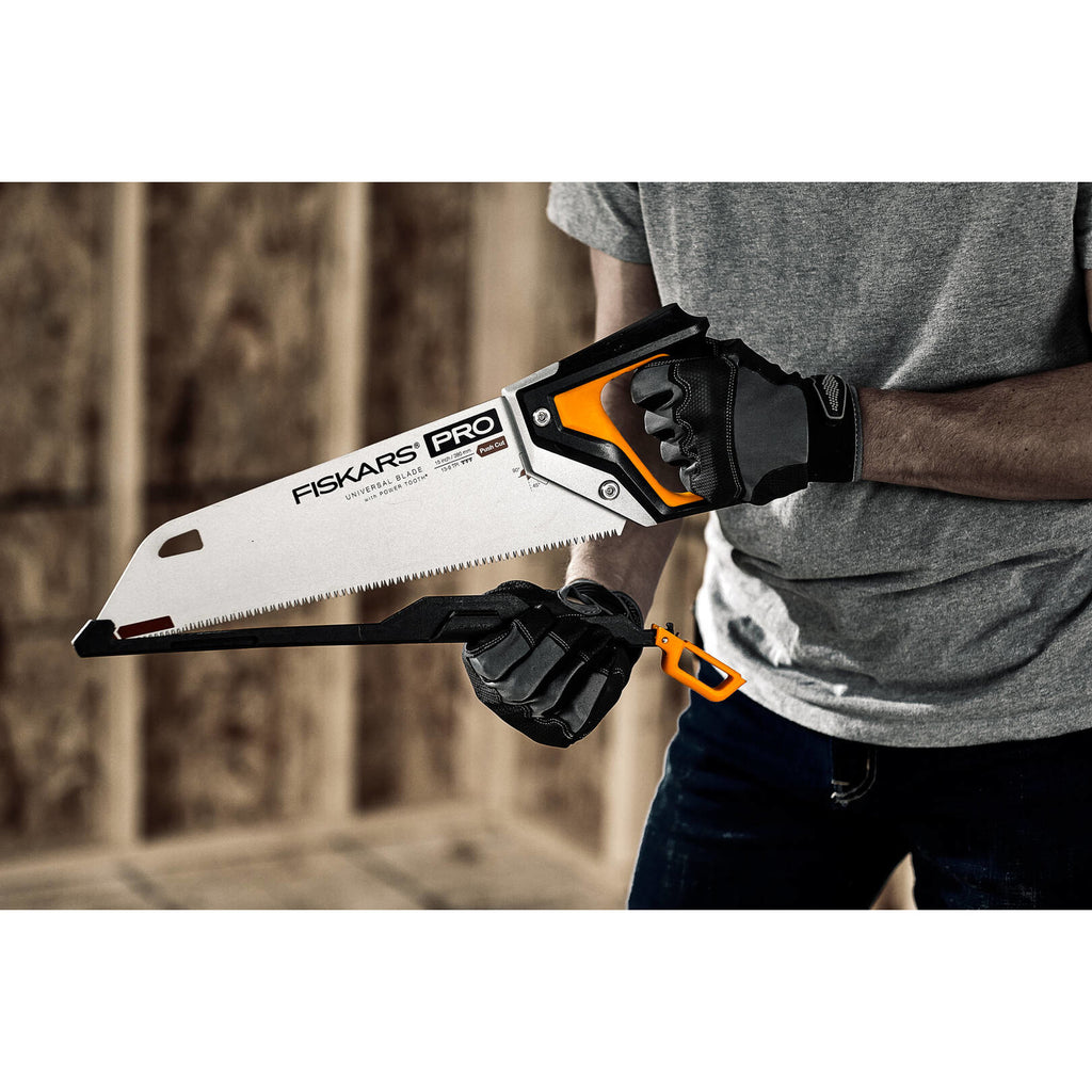 Трион Fiskars PRO PowerTooth (38 см, 9 TPI) в ръка с ергономична дръжка и индукционно закалени зъбци, готов за рязане на дърво