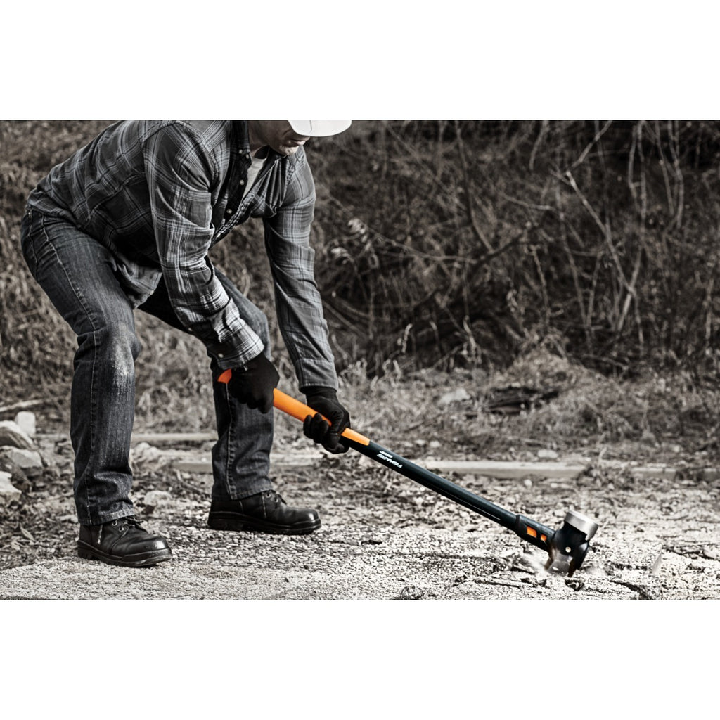 Чук за разбиване и къртене Fiskars IsoCore™ 4.76 kg размер L в употреба на открито, работник къса бетон с патентована IsoCore™ система
