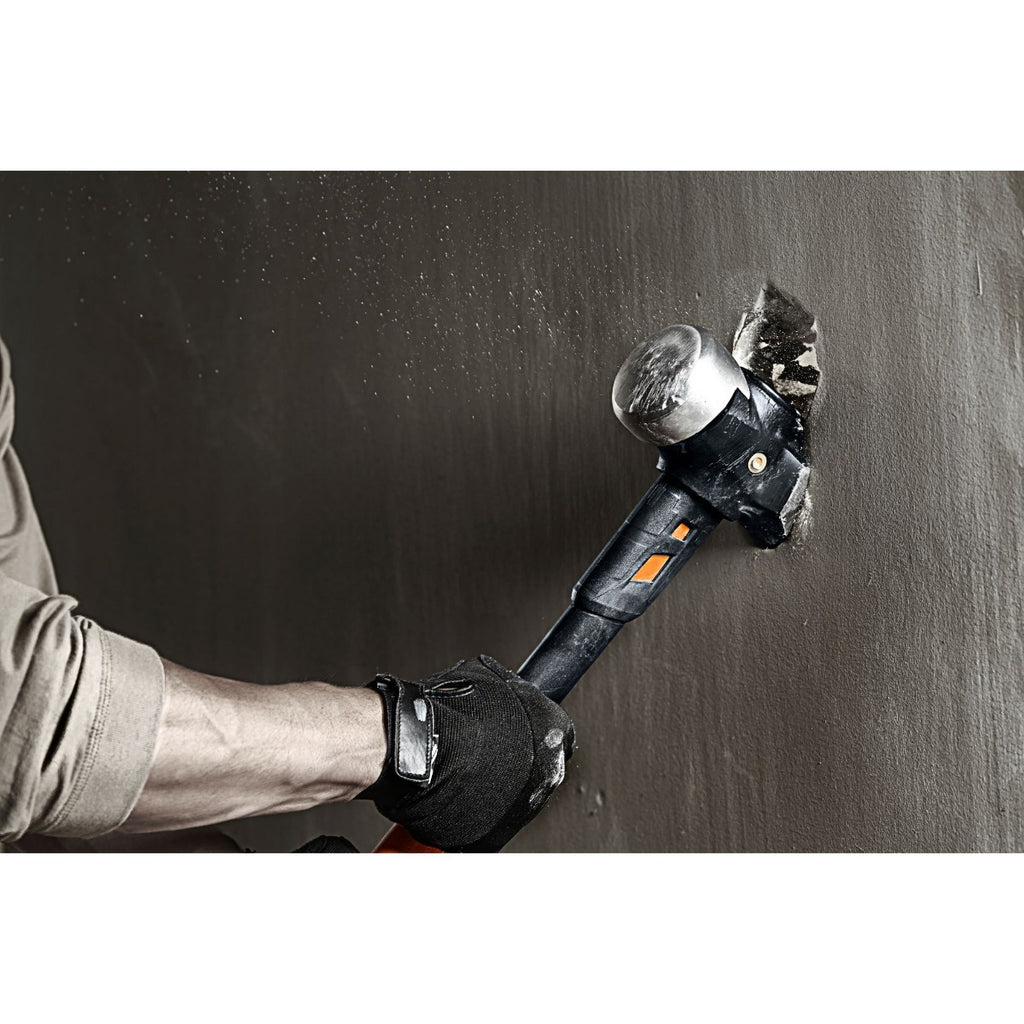 Чук за разбиване и къртене Fiskars IsoCore™ 4.76 kg размер L в действие при къртене на стена, IsoCore™ система за намаляване на вибрациите
