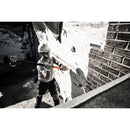 Чук за разбиване и къртене Fiskars IsoCore™ 4.76 kg размер L в действие, работник с предпазна каска и дълга дръжка ударя стена
