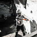 Чук за разбиване и къртене Fiskars IsoCore™ 5.76 kg размер XL в употреба от работник с предпазна каска и ръкавици за къртене