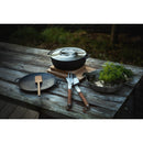 Чугунен гювеч Norden Grill Chef с капак, 30 см. на маса сред прибори за барбекю и пресни подправки