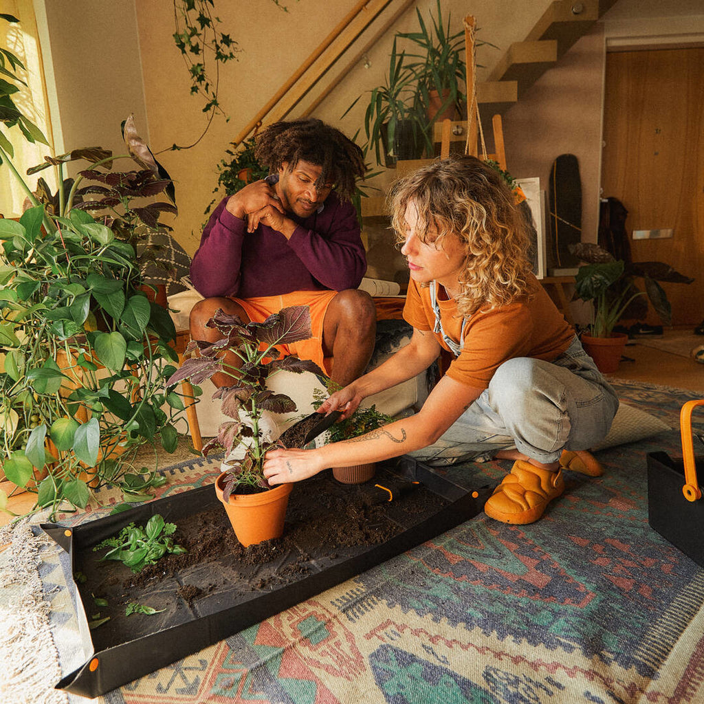 Комплект лопатка за засаждане и четка Fiskars Urban, 20.6 см