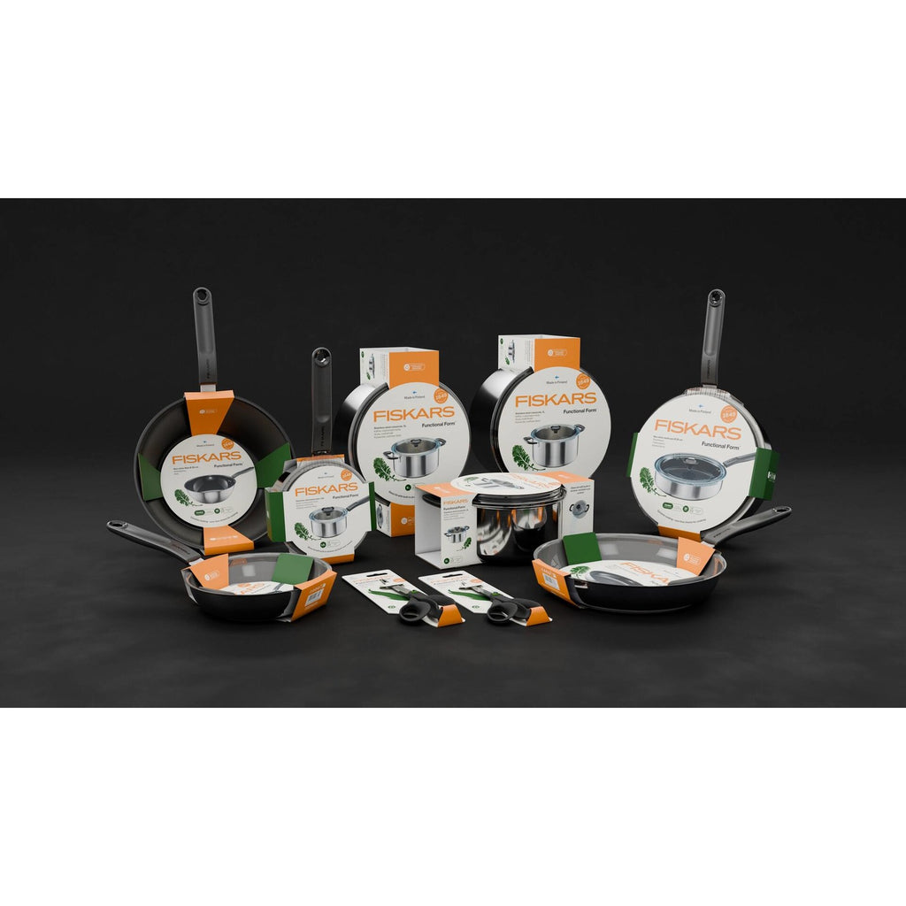 Тиган за сотиране Fiskars Functional Form с незалепващо керамично покритие и капак 26 см. – комплект продукти и аксесоари на черен фон