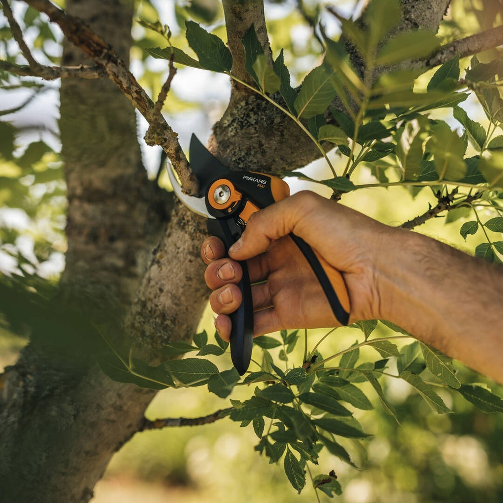 Лозарска ножица с разминаващи се остриета Fiskars Plus™ SmartFit™ P541