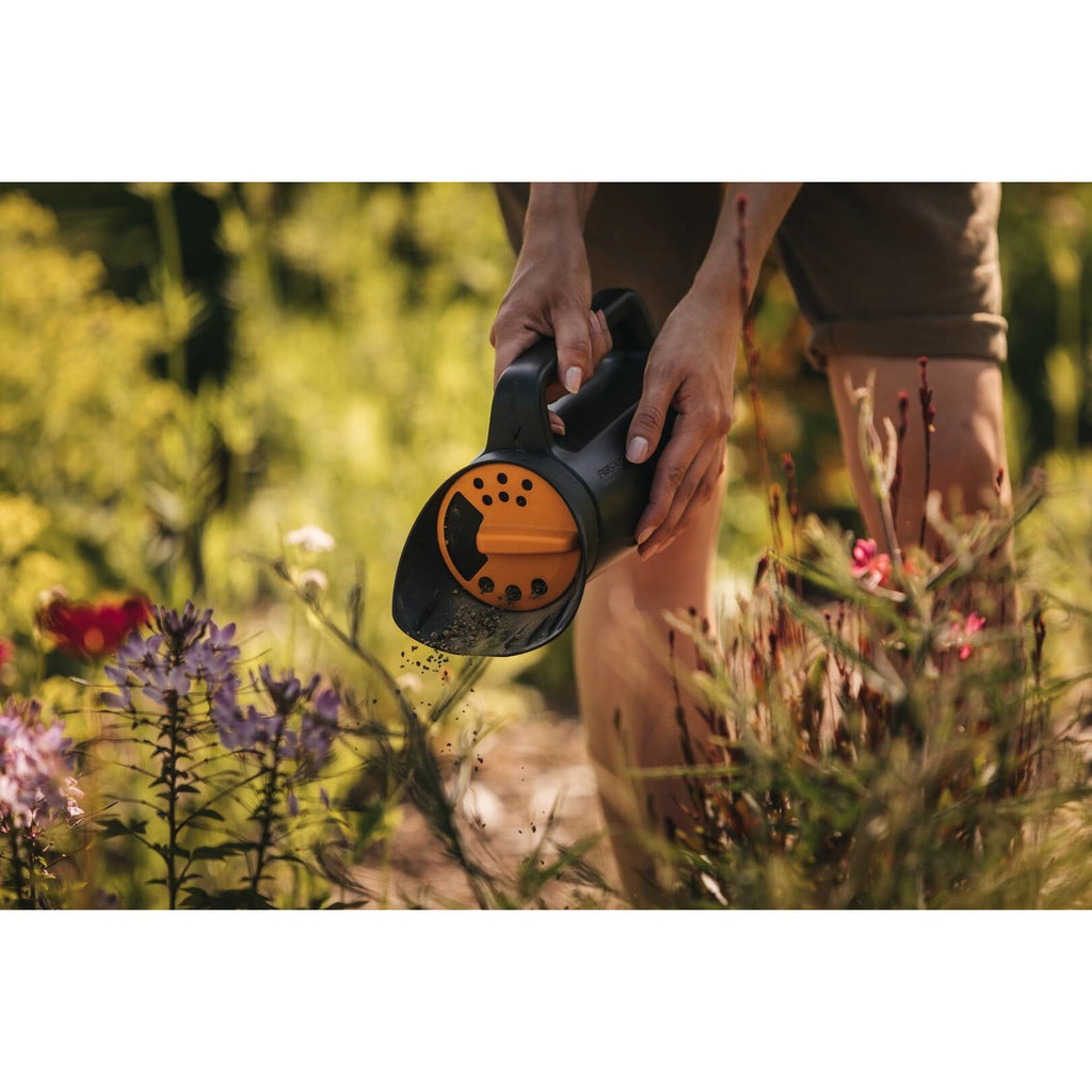 Ръчна сеялка разпръсквач Solid Fiskars - Nika.bg