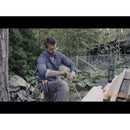 Нож с пила и вградено точило в канията Fiskars показан при външна работа с дърво и ергономична дръжка