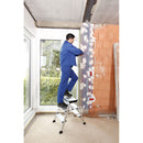 Мъж на алуминиева стълба KRAUSE TREPPO, боядисва стена в интериора на дом.