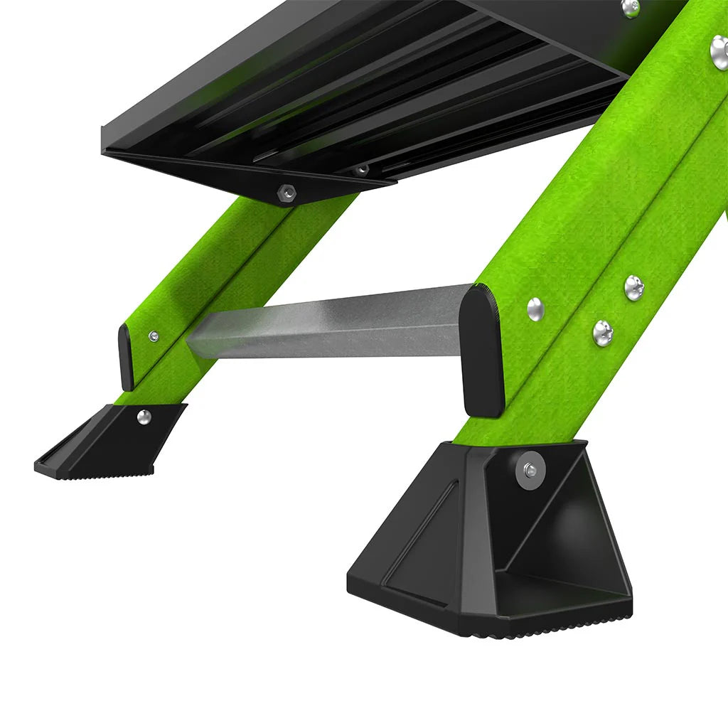 Детайл на стълба от фибростъкло Little Giant® Jumbo Step™ с широки стъпала и противохлъзгащи крака.