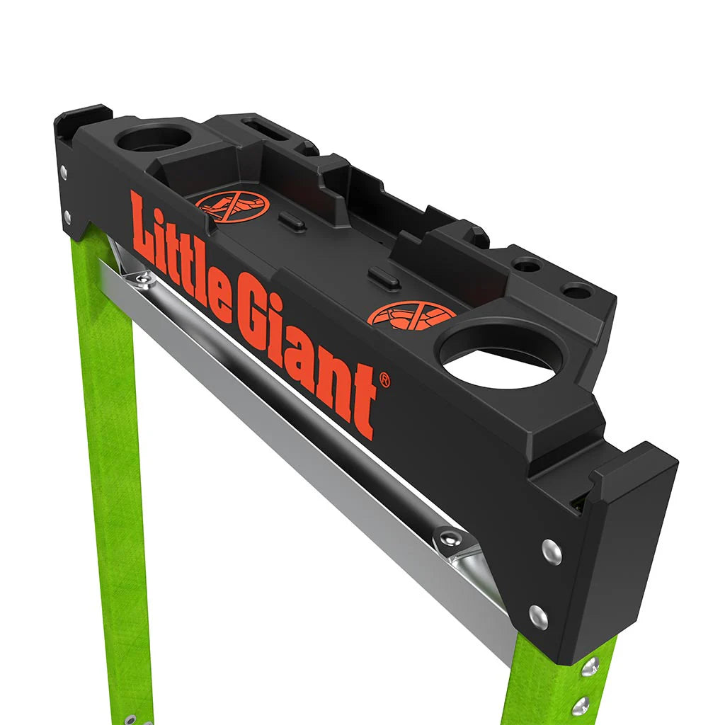 Детайл от стълба Little Giant с черен дизайн и лого, изработена от фибростъкло за безопасност и стабилност.