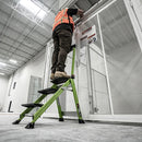 Работник на стълба от фибростъкло Little Giant® Jumbo Step, монтаж на врата в търговски обект.