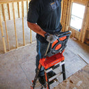 Мъж работи на стълба Little Giant Velocity, използвайки работната платформа AirDeck в строителен обект.