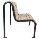 Страничен изглед на дървена градинска пейка с черна метална рамка и дървени дъски.