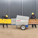 Работници използват машина Legnotre за почистване на кофражни платна на строителна площадка.