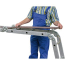 Работник поставя мултиборд на сгъваема стълба Krause MultiMatic 4х4 за безопасна работа