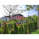 Оградната система ASPEN в красив озеленен двор с модерна архитектура на фона.