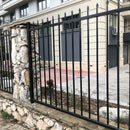 Оградната система ASPEN с ковано желязо и каменен стълб, идеална за стилно ограждане.