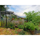 Оградна система ASPEN с ковано желязо, разположена сред зеленина и красив пейзаж.