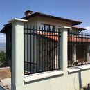 Оградна система ASPEN около къща с модерен дизайн, изработена от стомана и ковано желязо.