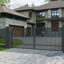 Двукрила оградна врата AGAT от графитено сиви стоманени панели пред модерен дом.