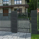 Еднокрила оградна врата AGAT в графитено сив цвят, част от оградната система, монтирана в градина.