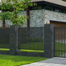 Оградна система AGAT с тесни стоманени ламели пред съвременен дом и поддържана градина.