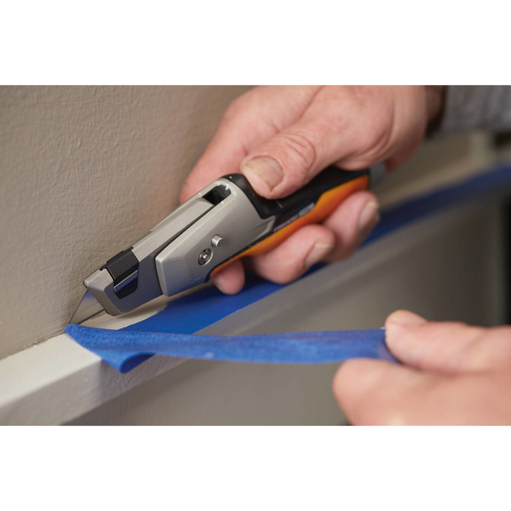 Мултифункционален бояджийски макетен нож Fiskars Pro CarbonMax™ - Цена - Продажба, рязане на лента при подготовка за боядисване