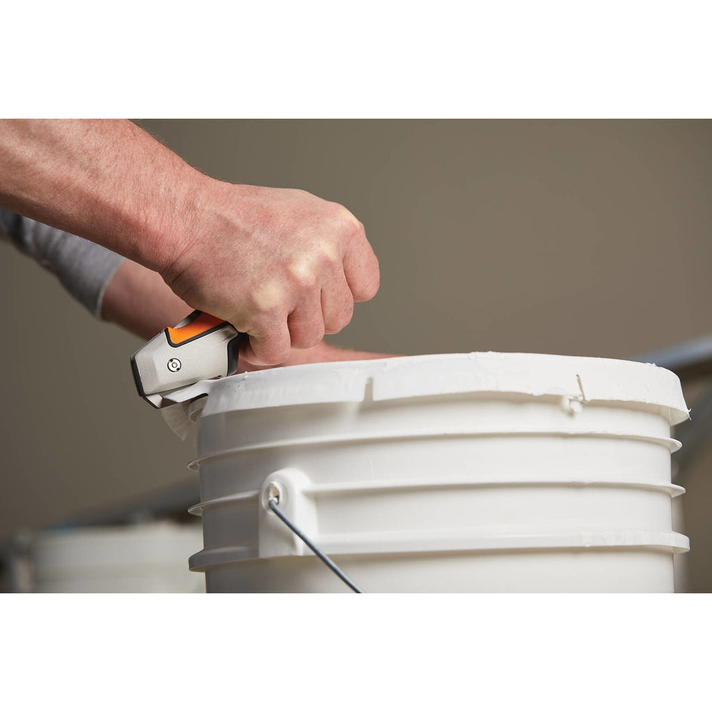 Мултифункционален бояджийски макетен нож Fiskars Pro CarbonMax™ - Цена - Продажба в действие при отваряне на кофа с вграден отварачка