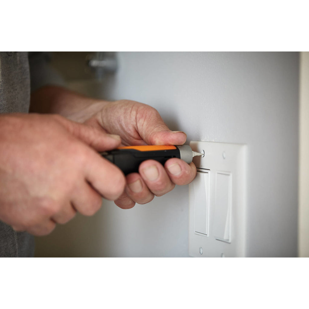 Мултифункционален бояджийски макетен нож Fiskars Pro CarbonMax™ - Цена - Продажба, използван като отвертка при монтаж на ключове